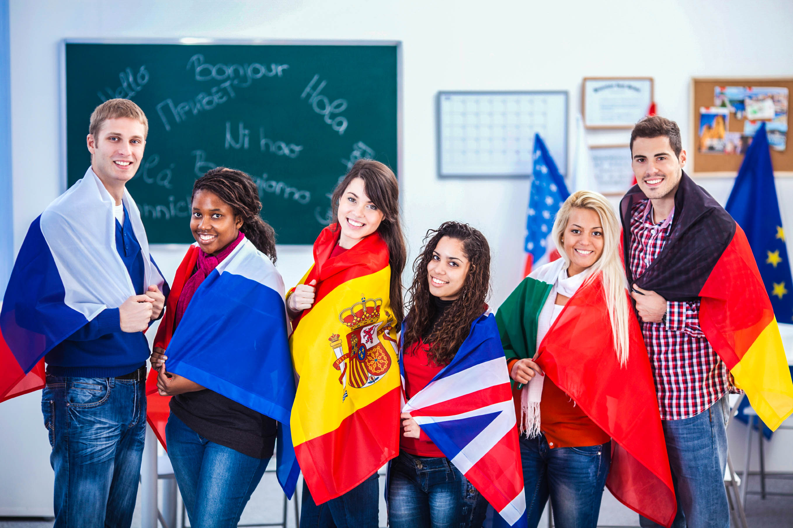 Заграницей или за границей. Студенты иностранцы. Российские студенты за рубежом. Иностранные студенты с флагами. Образование харубежом.